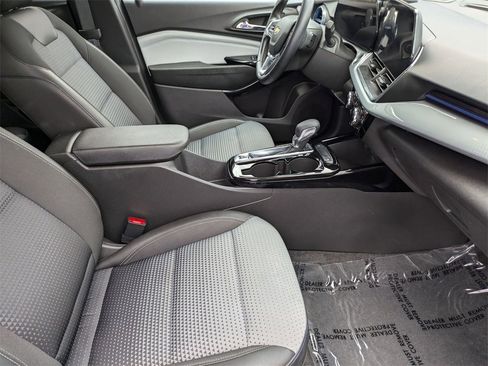 Used 2025 Chevrolet Trax LT w/ LT Convenience Package image 28