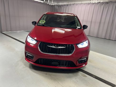 Used 2024 Chrysler Pacifica Touring-L image 2