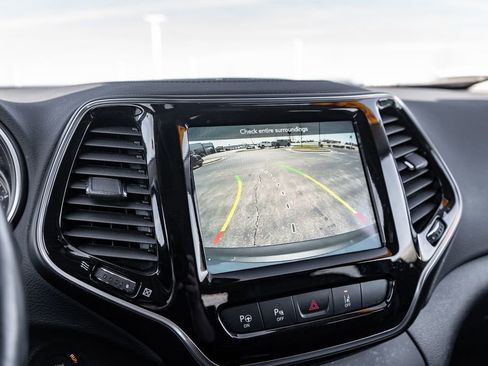 Used 2021 Jeep Cherokee Limited image 32