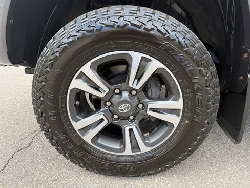 Used 2018 Toyota Tacoma TRD Sport AWD/4WD image 25