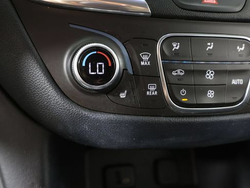 Used 2018 Chevrolet Equinox LT FWD image 38