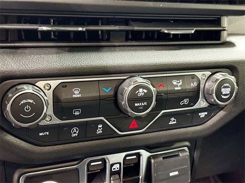 Used 2025 Jeep Gladiator Sport image 17