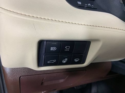 Used 2021 Toyota Highlander Limited FWD image 30