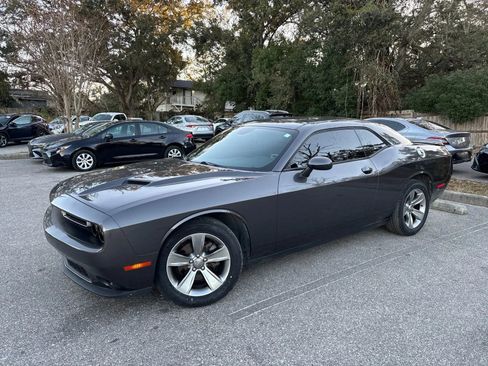Used 2019 Dodge Challenger SXT image 3