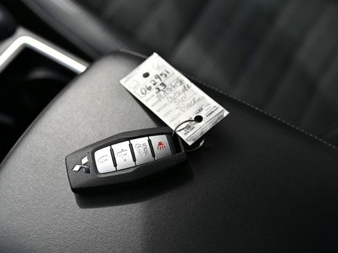 Used 2023 Mitsubishi Outlander SE image 29