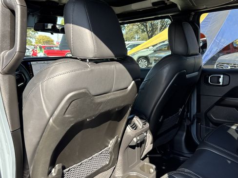 Used 2025 Jeep Gladiator Sport image 14