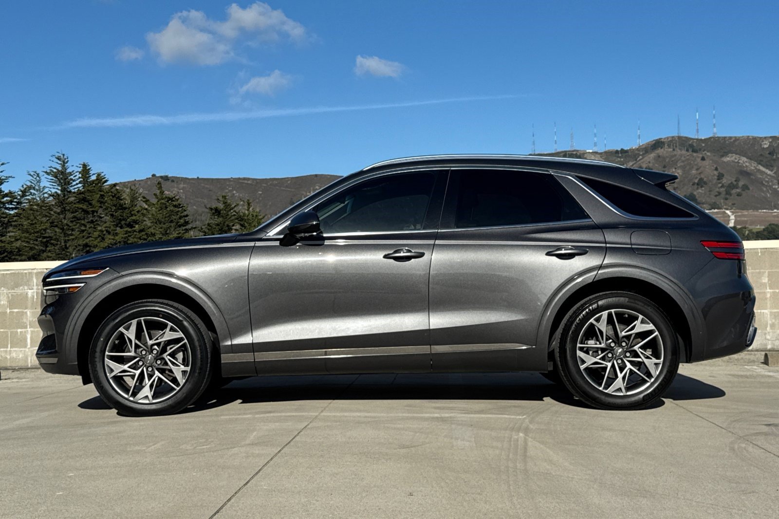 Used 2022 Genesis GV70 2.5T w/ Select Package AWD/4WD image 2