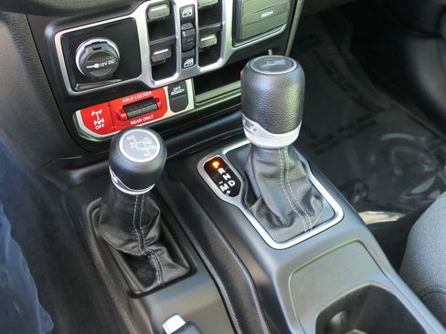 Used 2024 Jeep Wrangler Unlimited image 21