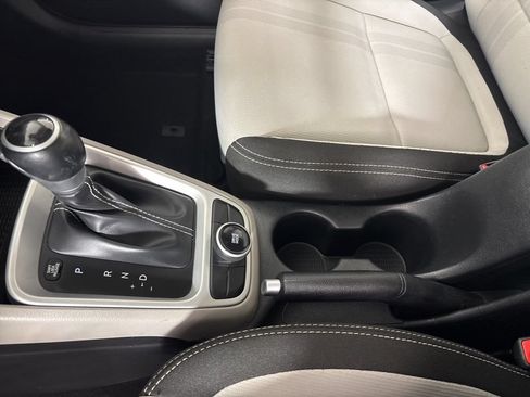 Used 2025 Hyundai Venue SEL FWD image 36