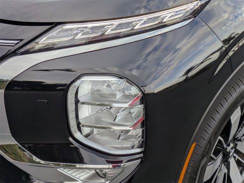 Used 2025 Mitsubishi Outlander SE image 11