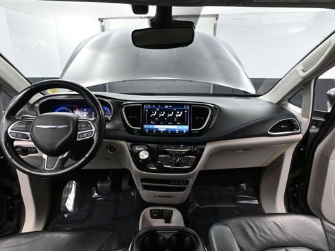 Used 2021 Chrysler Pacifica Touring-L image 24