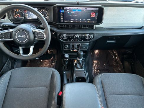 Used 2025 Jeep Wrangler Sahara image 13