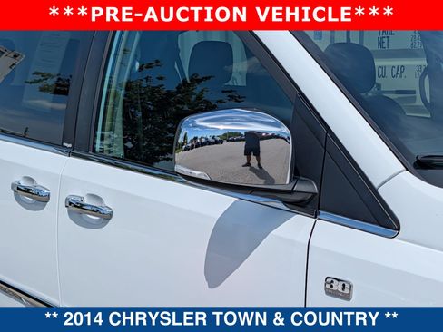 Used 2014 Chrysler Town & Country Touring-L FWD image 11