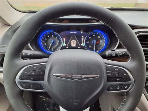 Used 2024 Chrysler Pacifica Limited image 11