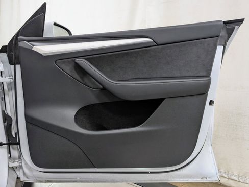 Used 2022 Tesla Model Y Long Range image 23