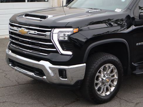 Used 2024 Chevrolet Silverado 2500 LTZ AWD/4WD image 7