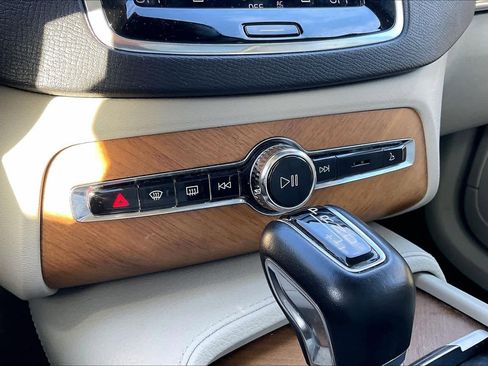 Used 2021 Volvo XC90 T5 Momentum w/ Protection Package Premier image 34