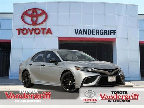 Used 2022 Toyota Camry SE image 1