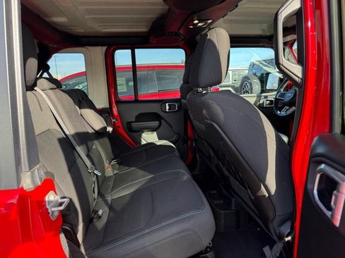 Used 2022 Jeep Wrangler Unlimited Rubicon 4xe w/ Cold Weather Group AWD/4WD image 12