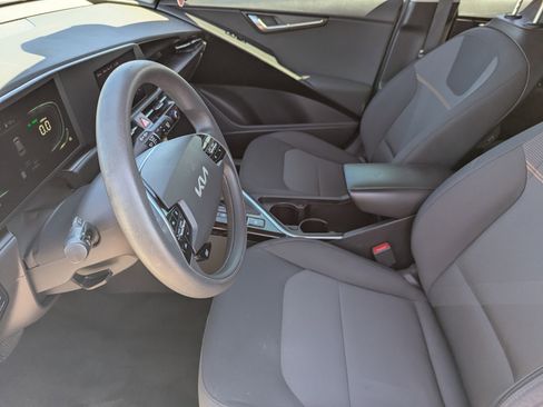 Used 2024 Kia Niro LX image 20