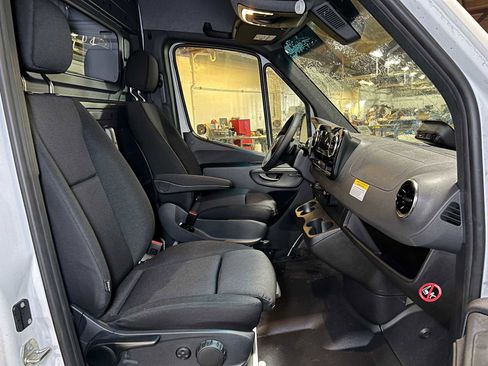 Used 2025 Mercedes-Benz Sprinter 2500 image 11