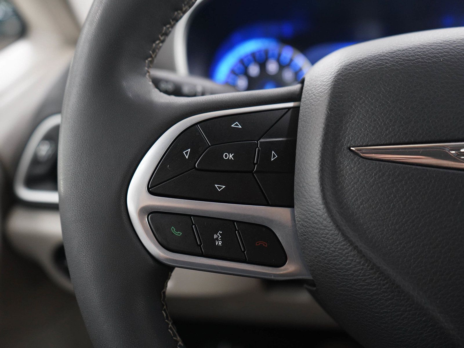 Used 2023 Chrysler Pacifica Touring-L FWD image 28