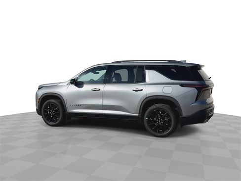 Used 2026 Chevrolet Traverse LT w/ Midnight/Sport Edition image 6