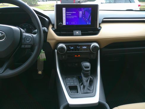 Used 2023 Toyota RAV4 LE image 31