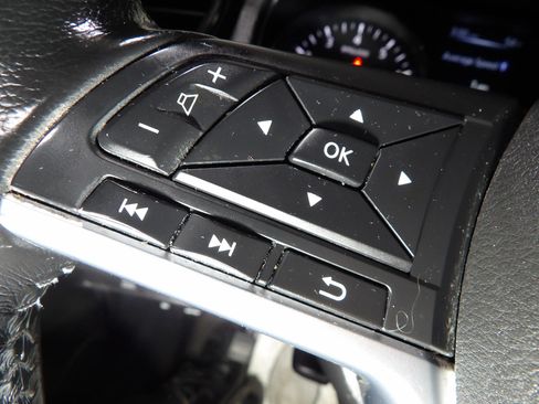 Used 2017 Nissan Rogue SV image 19