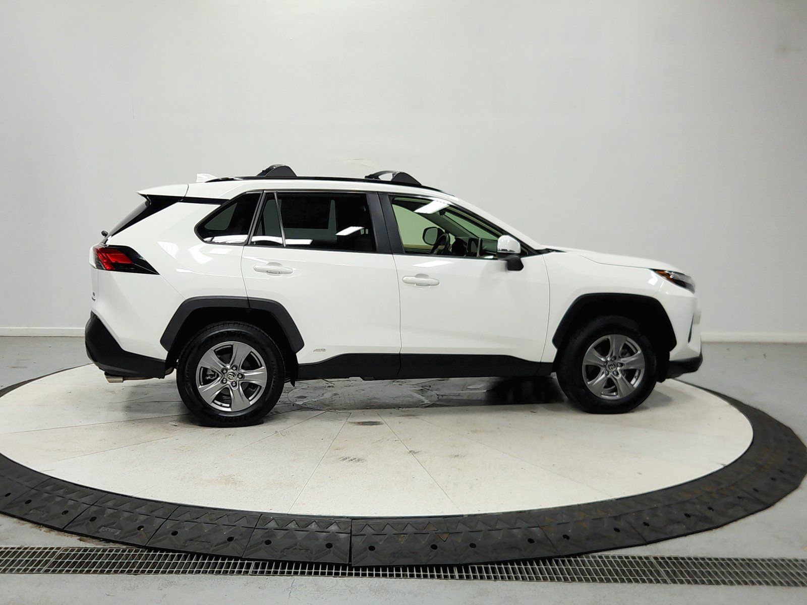 Used 2023 Toyota RAV4 LE AWD/4WD image 9