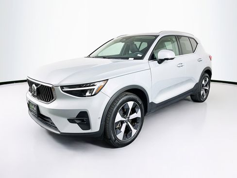 Used 2025 Volvo XC40 B5 Plus AWD/4WD image 3