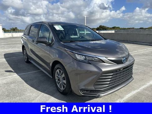 Used 2024 Toyota Sienna LE image 36