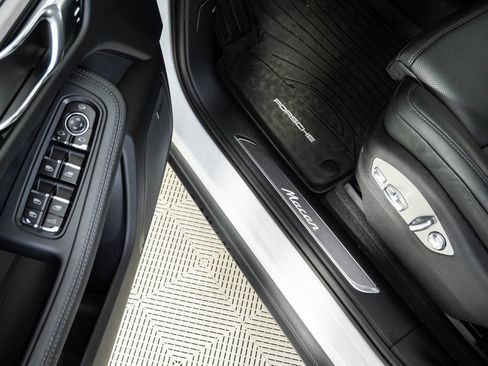 Certified 2026 Porsche Macan AWD/4WD image 8