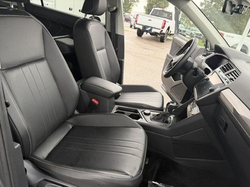 Used 2022 Volkswagen Tiguan SE AWD/4WD image 36