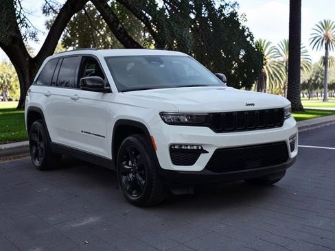 Used 2023 Jeep Grand Cherokee Limited w/ Black Appearance Package AWD/4WD image 4