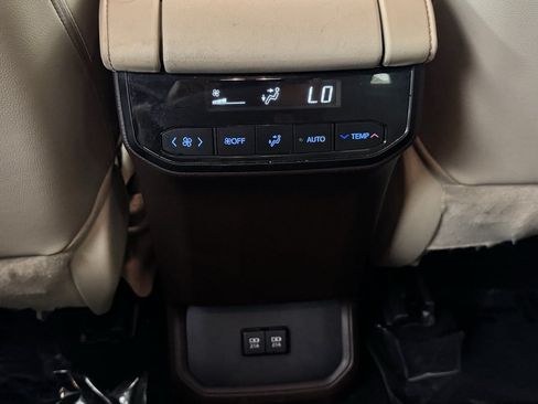 Used 2020 Toyota Highlander XLE AWD/4WD image 32