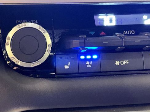 Used 2025 Toyota Tundra Platinum image 19