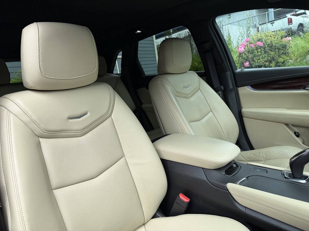 Used 2017 Cadillac XT5 Luxury w/ Driver Awareness Package FWD image 18