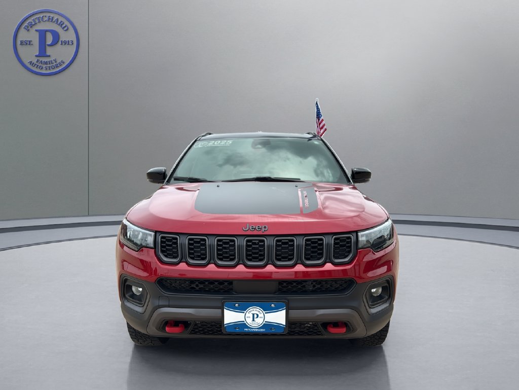 Used 2025 Jeep Compass Trailhawk AWD/4WD image 2