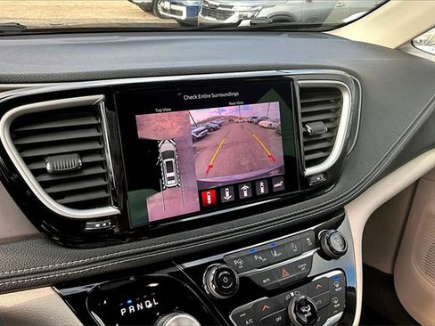 Used 2023 Chrysler Pacifica Touring-L image 20