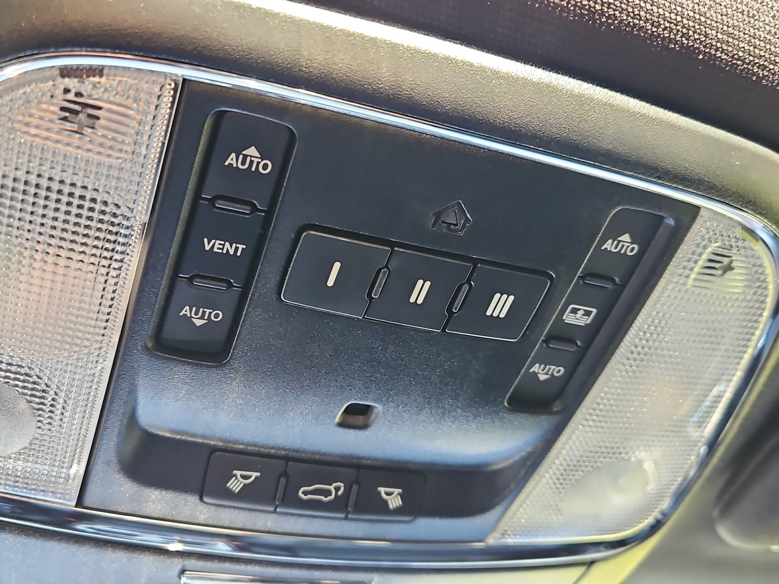 Used 2019 Jeep Grand Cherokee Limited w/ Luxury Group II AWD/4WD image 18