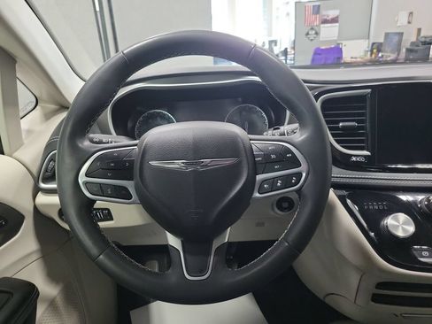 Used 2022 Chrysler Pacifica Touring-L AWD/4WD image 34