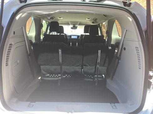 Used 2024 Chrysler Pacifica Limited FWD image 16