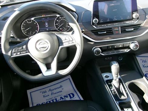 Used 2025 Nissan Altima 2.5 SV FWD image 11