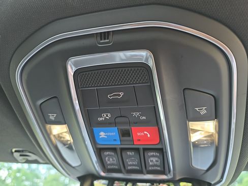Used 2022 Jeep Wagoneer Series III w/ Premium Group I AWD/4WD image 28