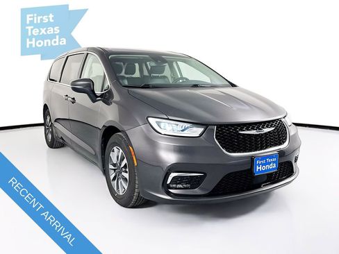 Used 2023 Chrysler Pacifica Touring-L image 1