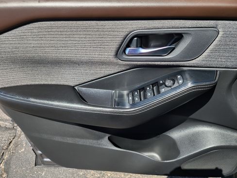 Used 2022 Nissan Rogue SV image 17