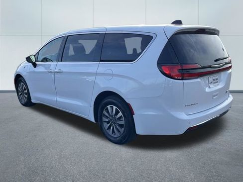 Used 2024 Chrysler Pacifica Limited FWD image 7
