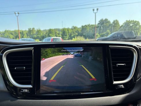Used 2023 Chrysler Pacifica Touring-L FWD image 27