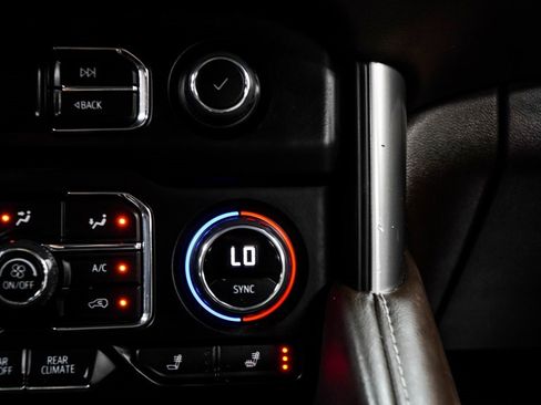 Used 2024 Chevrolet Suburban LT image 21